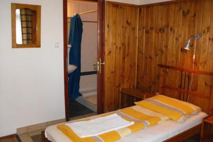 Hungaria Guesthouse - image 11