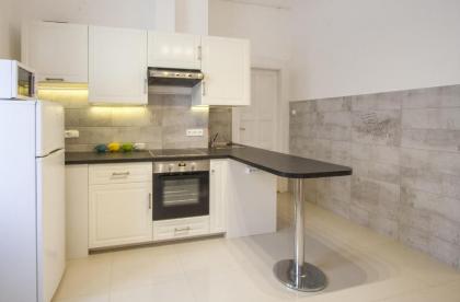 City Centre Apartment with 3 Bathrooms - image 7