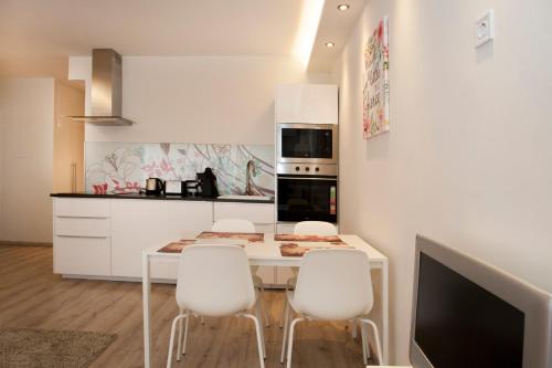 Ilona 2 bedrooms apartment in the center - image 5