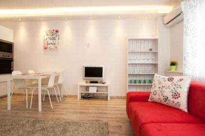 Ilona 2 bedrooms apartment in the center - image 7