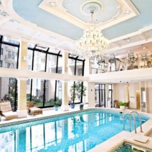 Queens Court Hotel  Residence