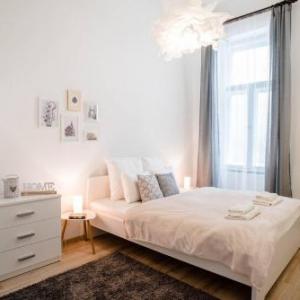 Comfy renewed 3 bedroom apt in center