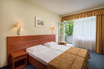 Benczur Hotel - image 1