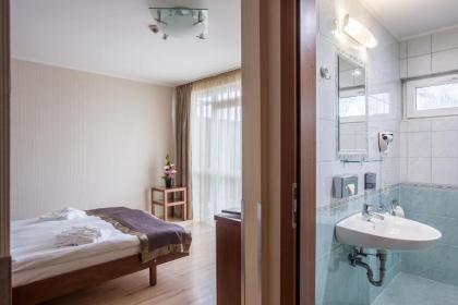 Holiday Beach Budapest Wellness Hotel with Sauna Park - image 9