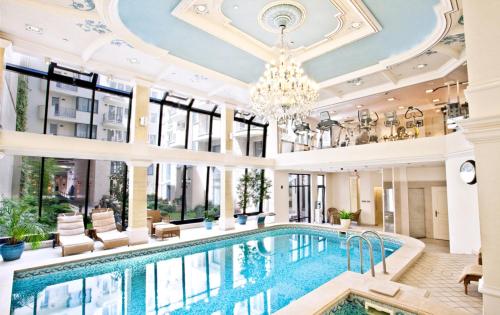 Queen's Court Hotel & Residence - main image