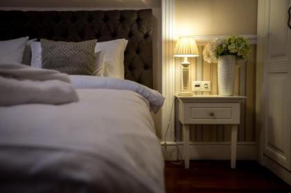 Queen's Court Hotel & Residence - image 12