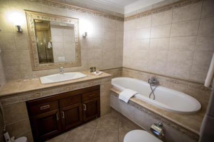 Queen's Court Hotel & Residence - image 13