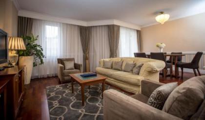 Queen's Court Hotel & Residence - image 14
