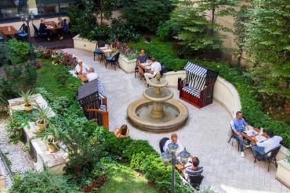 Queen's Court Hotel & Residence - image 2
