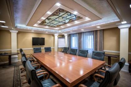 Queen's Court Hotel & Residence - image 5