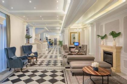 Queen's Court Hotel & Residence - image 9