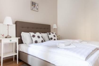Town Hall Apartments - image 12