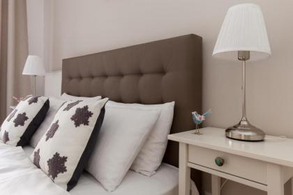 Town Hall Apartments - image 13