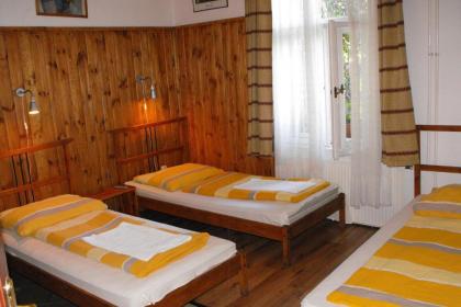 Hungaria Guesthouse - image 10
