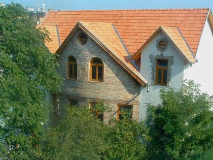 Hungaria Guesthouse - image 13