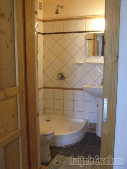 Hungaria Guesthouse - image 14