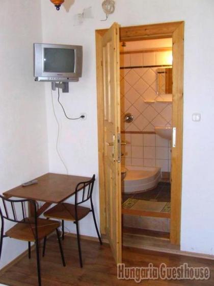 Hungaria Guesthouse - image 15