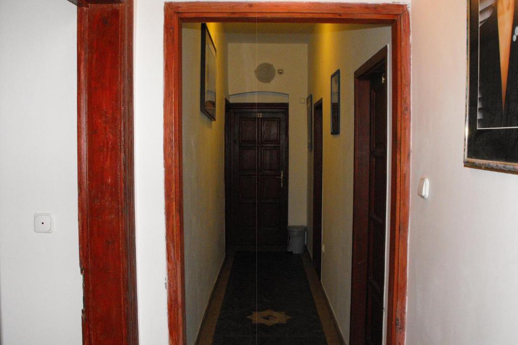 Hungaria Guesthouse - image 2
