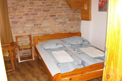 Hungaria Guesthouse - image 4