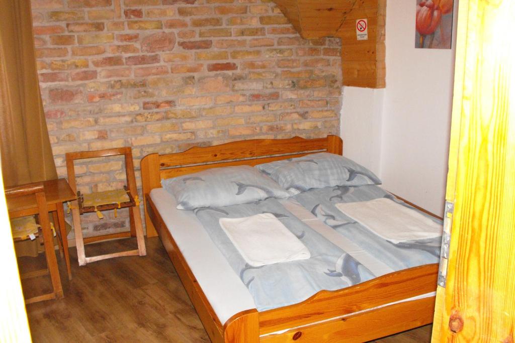 Hungaria Guesthouse - image 4