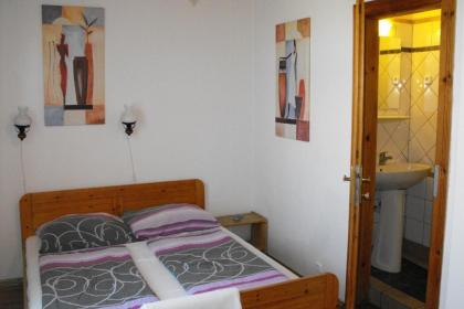 Hungaria Guesthouse - image 6