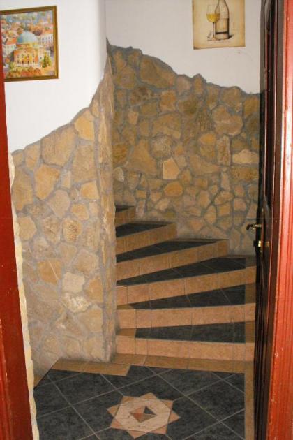 Hungaria Guesthouse - image 7