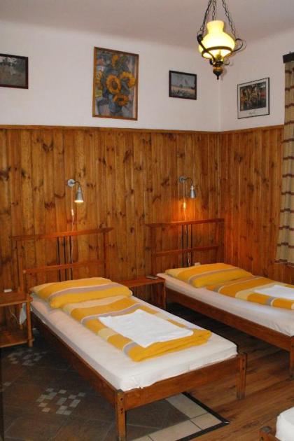 Hungaria Guesthouse - image 9