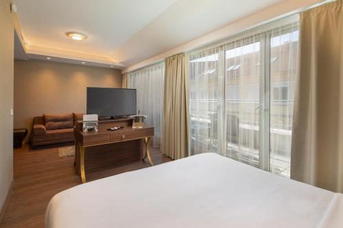 Continental Hotel Budapest - image 6