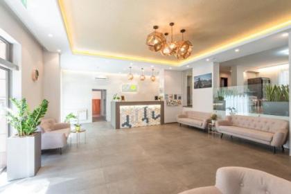 Corvin Plaza Apartments & Suites - image 1