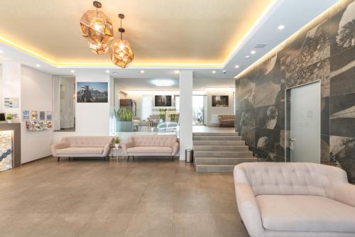 Corvin Plaza Apartments & Suites - image 2