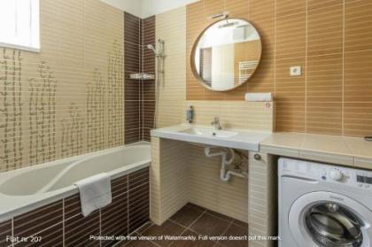 Corvin Plaza Apartments & Suites - image 8