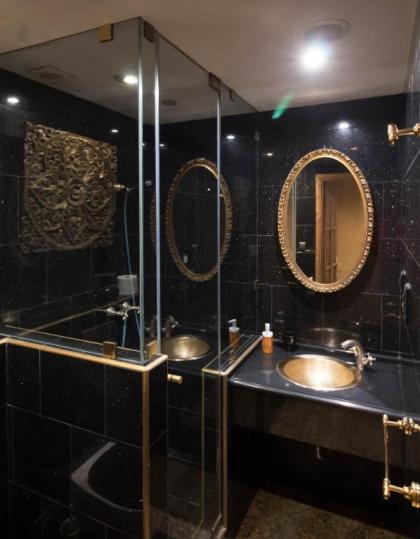Budapest Royal Suites - image 11