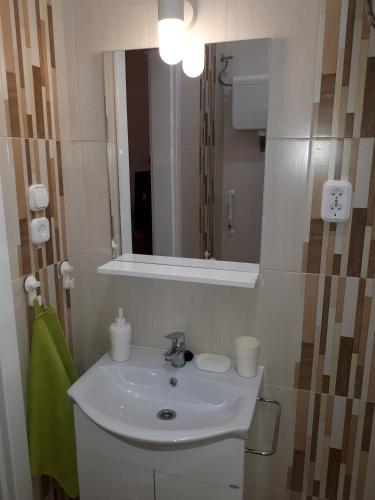 Melinda Apartment - image 6
