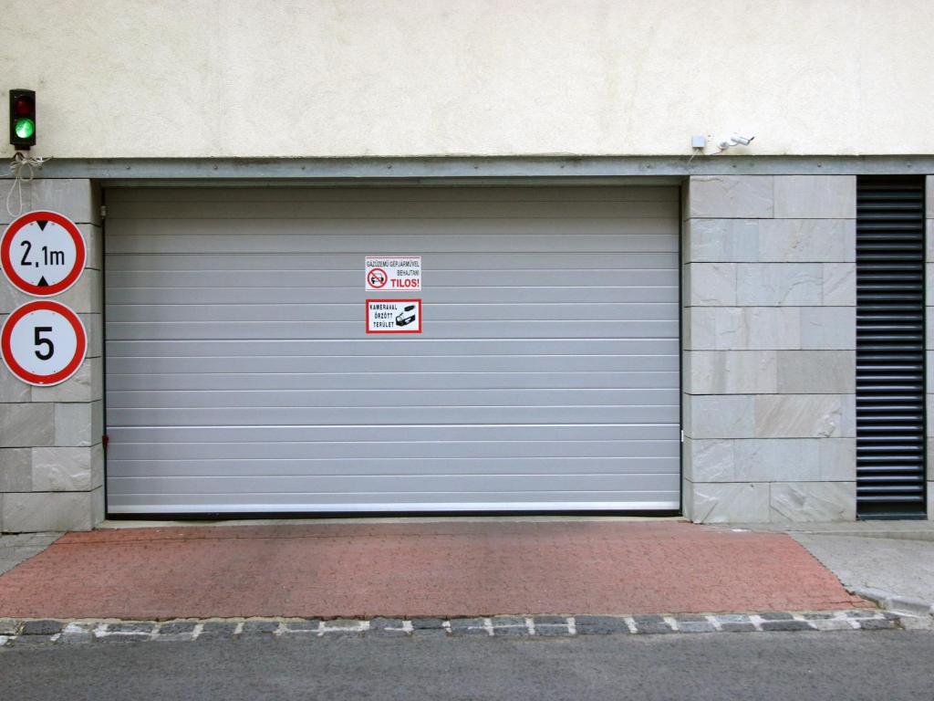 Arriva Apartment with indoor parking - image 6