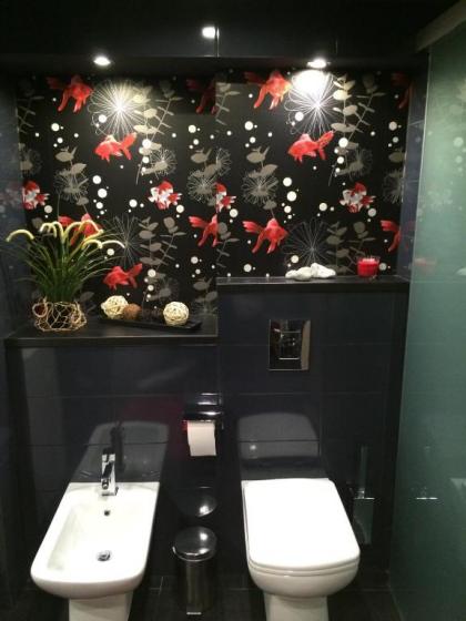 Serene City Centre Apartment Budapest - image 16