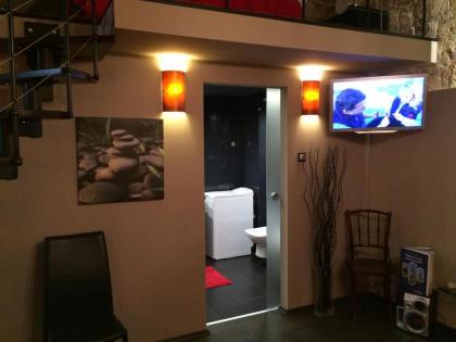 Serene City Centre Apartment Budapest - image 17