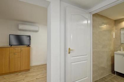 Heart of Downtown Apartment - image 18