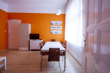 City Centre Apartment with 3 Bathrooms - image 12