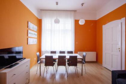 City Centre Apartment with 3 Bathrooms - image 15