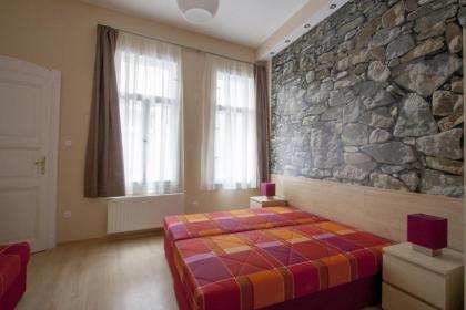 City Centre Apartment with 3 Bathrooms - image 17