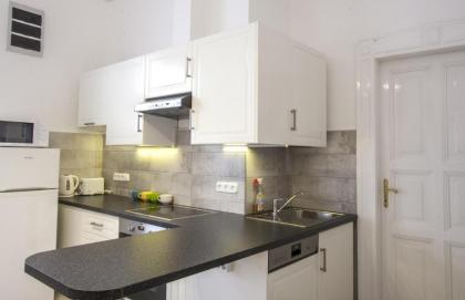 City Centre Apartment with 3 Bathrooms - image 19