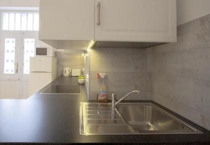 City Centre Apartment with 3 Bathrooms - image 2