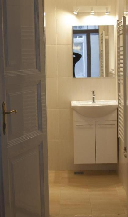 City Centre Apartment with 3 Bathrooms - image 3