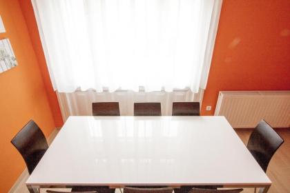 City Centre Apartment with 3 Bathrooms - image 4