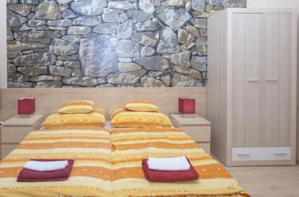 City Centre Apartment with 3 Bathrooms - image 5