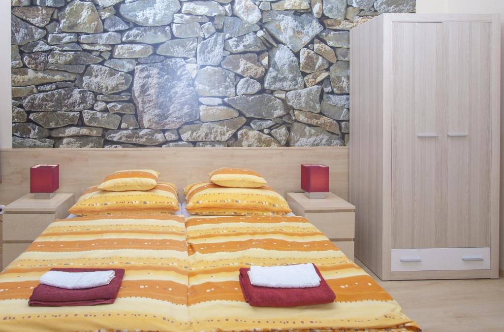 City Centre Apartment with 3 Bathrooms - image 5