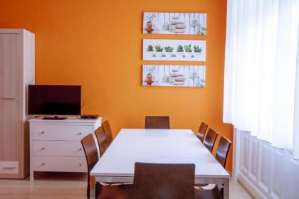 City Centre Apartment with 3 Bathrooms - image 8