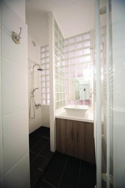Judy and Sandor Apartmen - image 8