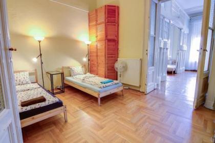 Pal's Hostel and Apartments - image 11