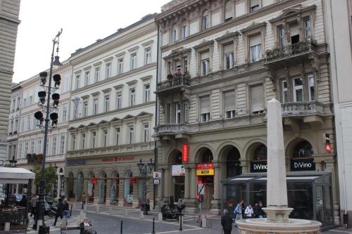 Pal's Hostel and Apartments - image 2